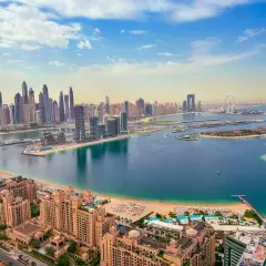 Widok na Dubaj z Palm Jumeirah. Nowoczesne wieżowce, plaże i turkusowa woda. Czy w Dubaju jest bezpiecznie? Tak, to bezpieczne miejsce na wakacje.