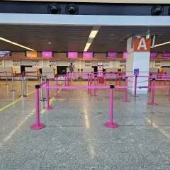 Puste stanowiska odprawy Wizzair. Czekamy na rozpoczęcie odprawy, by rozpocząć podróż.