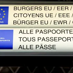 Tablice informacyjne na lotnisku. Jedna wskazuje "Obywatele UE/EOG/CH", druga "Wszystkie paszporty". To ułatwia podróżowanie po strefa schengen kraje.