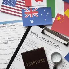 Formularze wizowe, paszport i flagi USA, Australii, Chin, Niemiec, UE. Planujesz podróż do Nowej Zelandii? Wiza to pierwszy krok.