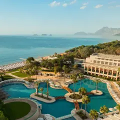 Luksusowy hotel Rixos w Turcji z basenami, plażą i widokiem na morze.