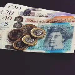 Brytyjskie banknoty i monety z wizerunkiem królowej Elżbiety II.