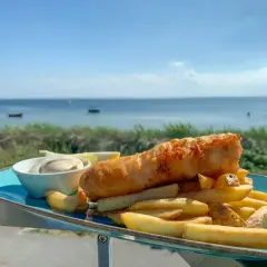Gdzie zjeść na Półwyspie Helskim? Sprawdź najlepsze restauracje i lokalne smaki!