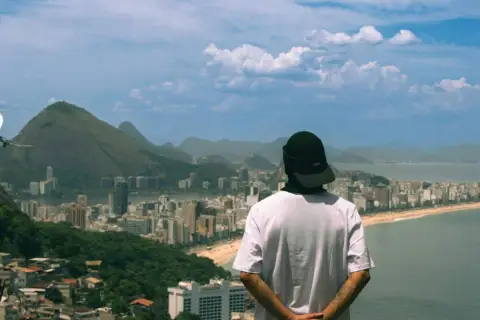 Osoba w czapce patrzy na panoramę Rio de Janeiro. Czy Brazylia jest bezpieczna? Widok zapiera dech, ale warto pamiętać o ostrożności.