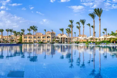 Luksusowy hotel z basenem i palmami w Makadi Bay. Idealne miejsce na wakacje.