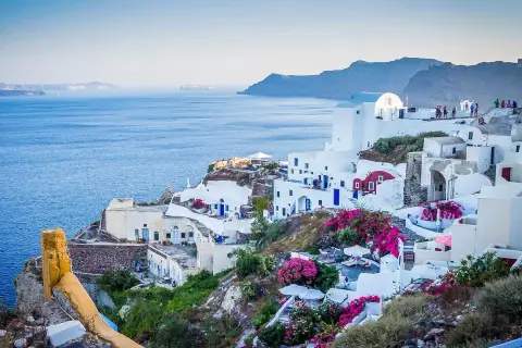 Santorini, Grecja. Białe domy na klifie, błękitne morze. Czy do Grecji potrzebny jest paszport? Tak, jeśli nie jesteś obywatelem UE.