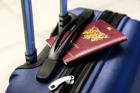 Bagaż gotowy do podróży, paszporty czekają. Czy do Meksyku potrzebna jest wiza? Sprawdź przed wyjazdem!