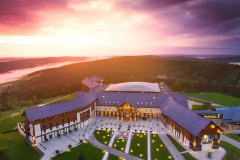 Hotel Arłamów o zachodzie słońca. Sprawdź atrakcyjne hotel arłamów ceny i zaplanuj swój pobyt w malowniczej okolicy.