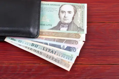 Czarny portfel z banknotami litów, waluta Litwy przed euro. Widoczne nominały 100, 50, 20, 10, 5 litów.