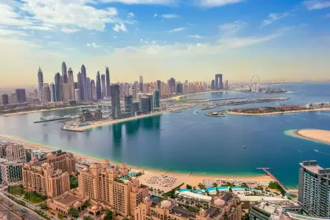 Widok na Dubaj z Palm Jumeirah. Nowoczesne wieżowce, plaże i turkusowa woda. Czy w Dubaju jest bezpiecznie? Tak, to bezpieczne miejsce na wakacje.