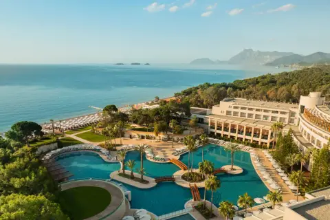 Luksusowy hotel Rixos w Turcji z basenami, plażą i widokiem na morze.