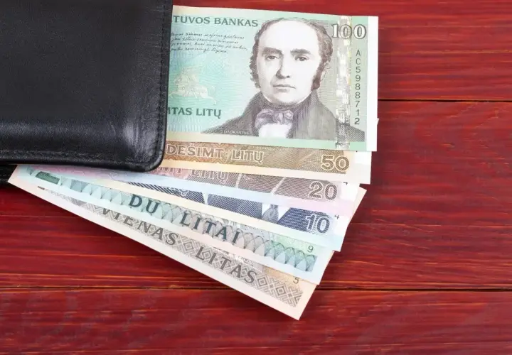 Czarny portfel z banknotami litewskimi. Widoczne nominały: 100, 50, 20, 10, 5 litów. Litwa waluta.