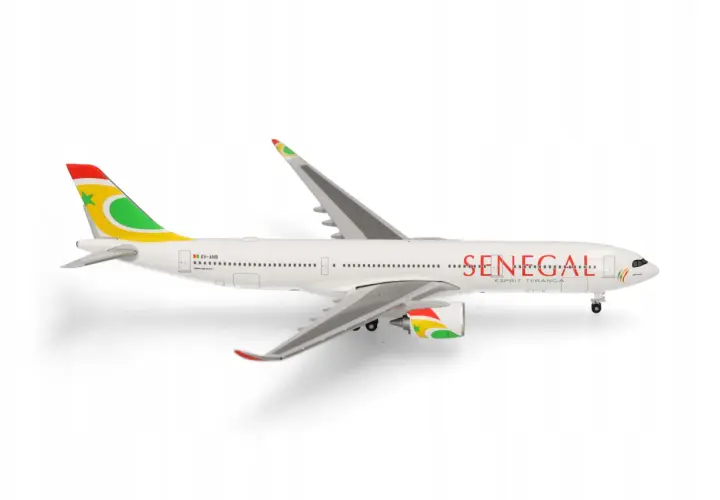 Model samolotu Airbus A330-900neo linii Senegal Airlines z charakterystycznym malowaniem i napisem "SENECAL".
