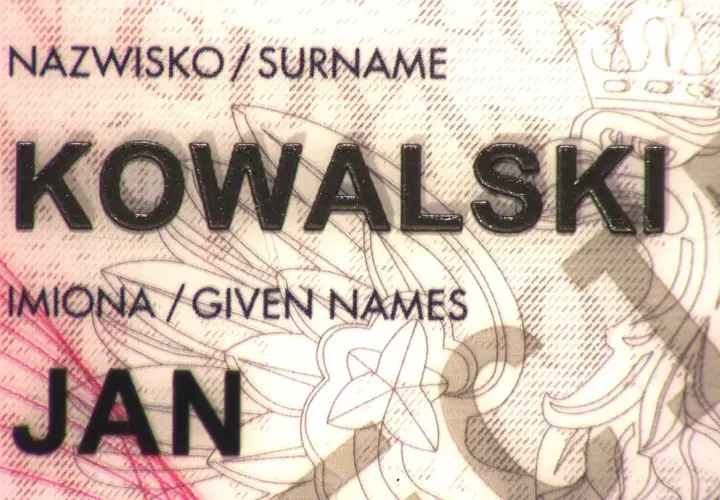 Nazwisko Kowalski, imię Jan. Fragment dowodu osobistego, który może być bezterminowy.