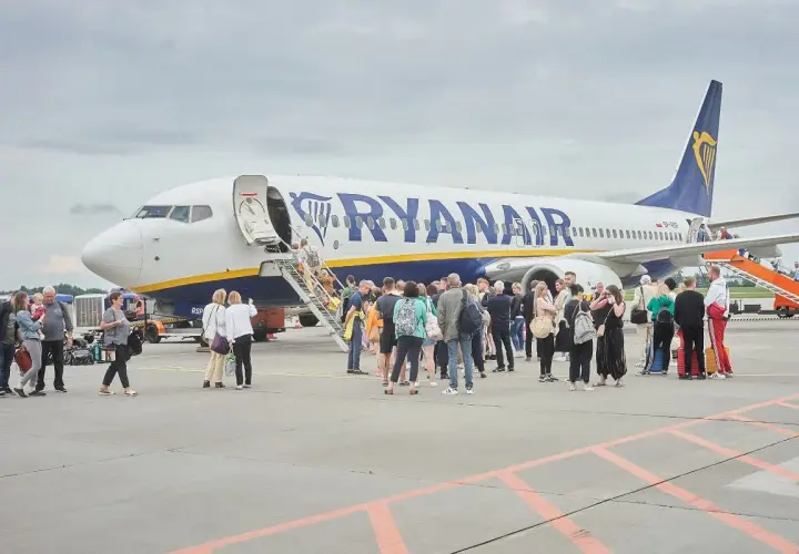 Pasażerowie wsiadają do samolotu Ryanair po schodkach.