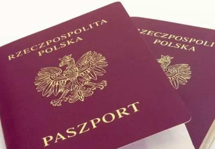 Dwa polskie paszporty. Planujesz podróż do Czarnogóry? Sprawdź, czy do Czarnogóry potrzebny jest paszport.