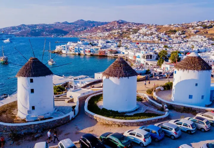 Wiatraki na Mykonos, symbol Cyklad. Co to za wyspy? To greckie wyspy z pięknymi białymi domkami i turkusowym morzem.