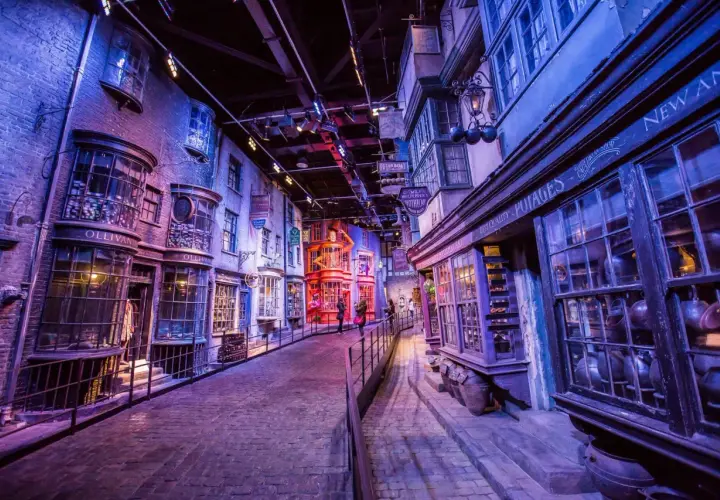 Magiczna uliczka z muzeum Harry'ego Pottera, pełna sklepów jak Ollivanders i apteka.