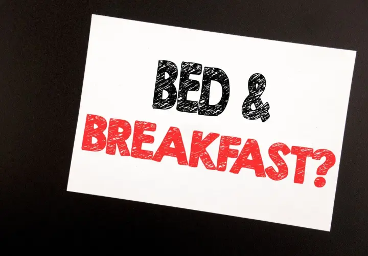 Napis "BED & BREAKFAST?" na białej kartce. Czy to oferta full board plus, czy tylko nocleg ze śniadaniem?