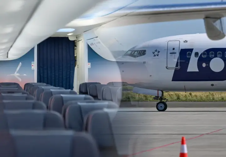 Wnętrze samolotu LOT z rzędami siedzeń i widok zewnętrzny samolotu Boeing 737 MAX 8 na płycie lotniska.