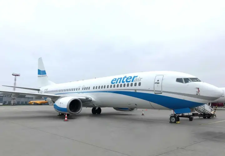 Boeing 737-800 Enter Air na płycie lotniska, gotowy do startu.