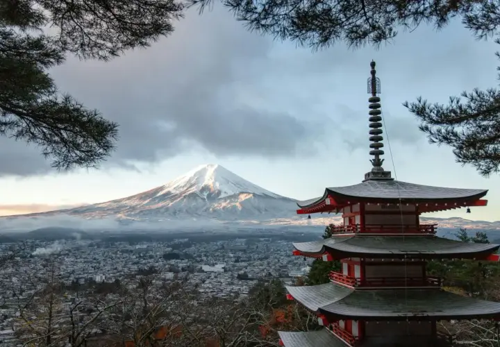 Piękna pagoda i ośnieżony Fudżi. Zastanawiasz się, ile kosztuje wycieczka do Japonii?