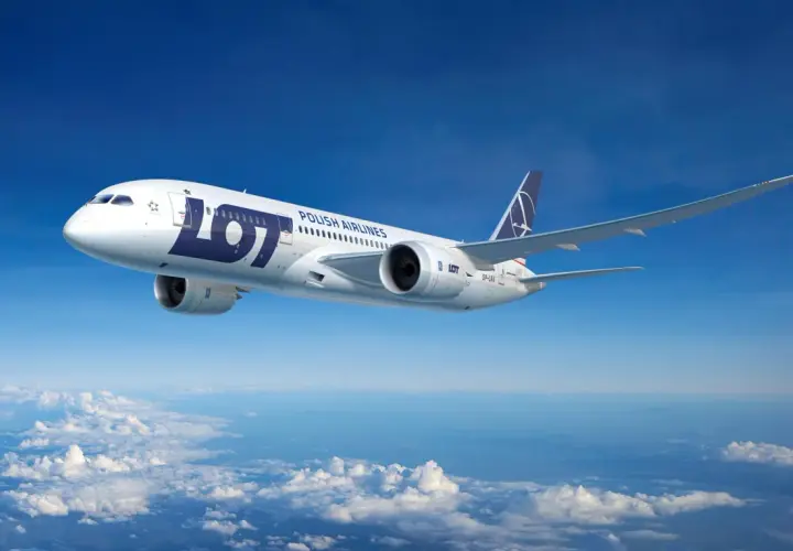Boeing 787 Dreamliner LOT Polish Airlines, największy samolot pasażerski w Polsce, leci nad chmurami.
