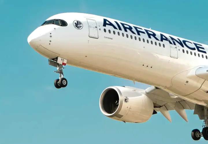 Samolot Air France z wysuniętym podwoziem, gotowy do startu. W kabinie zmieści się Twój **bagaż podręczny**.