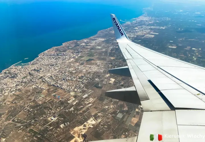 Widok z samolotu Ryanair na wybrzeże i miasto, zbliżamy się do lotniska Bari.