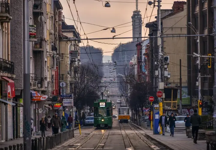 Tramwaje przemierzają ulice stolicy Bułgarii. W tle widać wieżę telewizyjną.