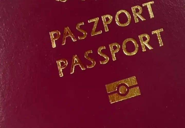 Czerwony paszport z napisem "PASZPORT" i symbolem. Czy do Norwegii potrzebny jest paszport? Tak, jeśli nie jesteś obywatelem UE/Schengen.