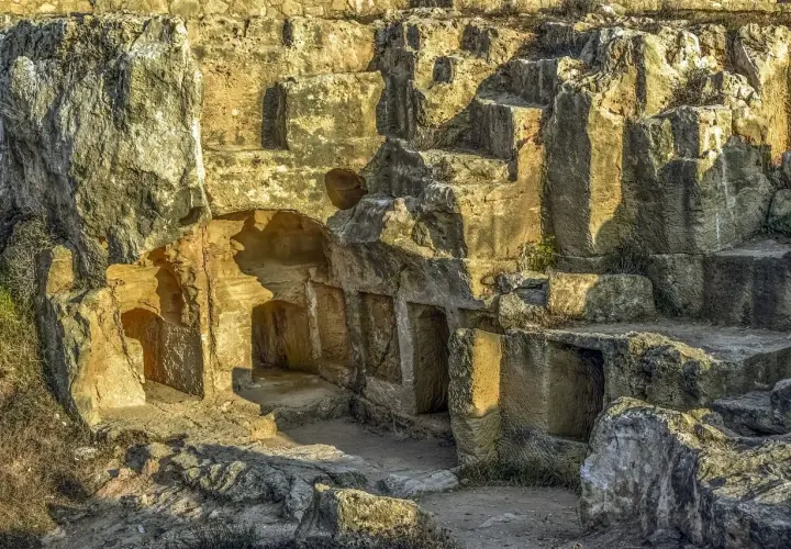 Starożytne grobowce wykute w skale, świadectwo bogatej historii Cypru.