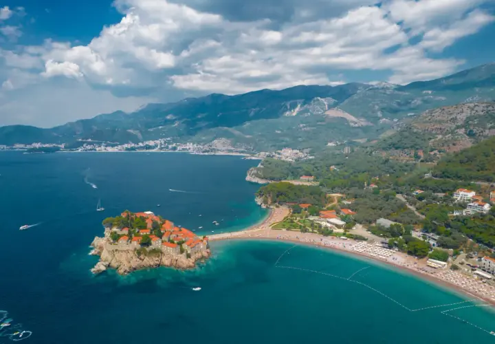 Sveti Stefan, Czarnogóra, kwiecień. Piękna pogoda, turkusowe morze, góry w tle. Idealne miejsce na wiosenny wypoczynek.