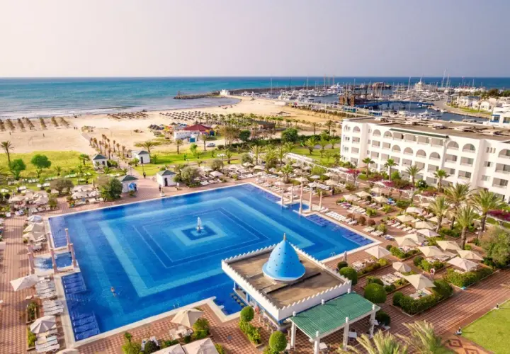 Luksusowy hotel z basenem i widokiem na morze w Tunezji, idealny na podróż w stylu Marco Polo.