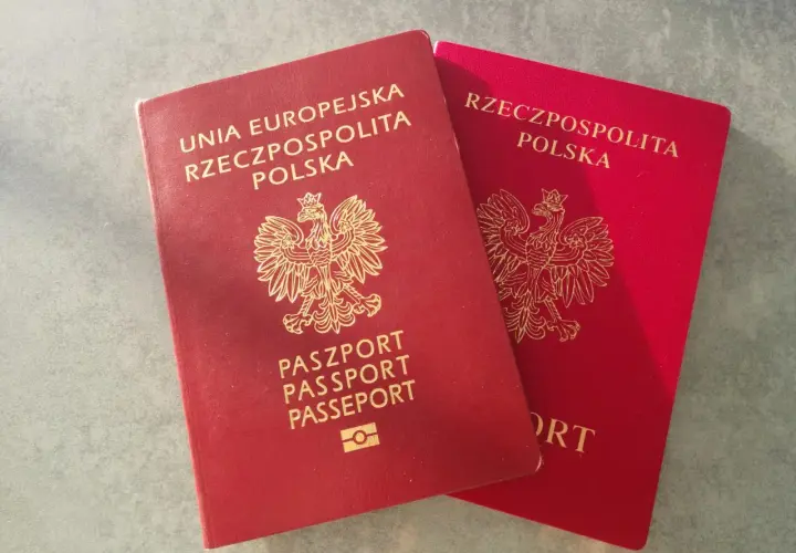 Dwa polskie paszporty, gotowe na podróż do Chorwacji w strefie Schengen.