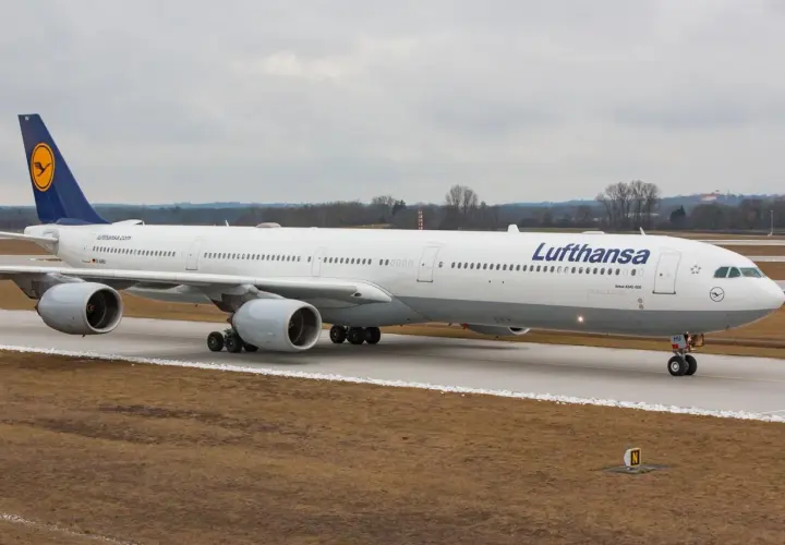 Airbus A340-600 linii Lufthansa na płycie lotniska.