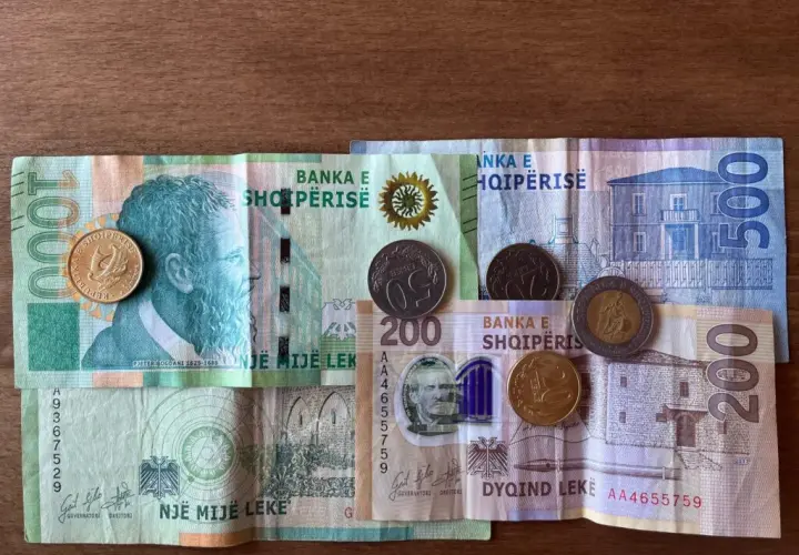 Jaka jest waluta w Albanii? Odkryj, co warto wiedzieć o leku