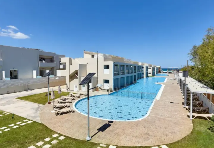 Nowoczesny hotel z basenem i leżakami, idealny na wakacje w St. Constantin.