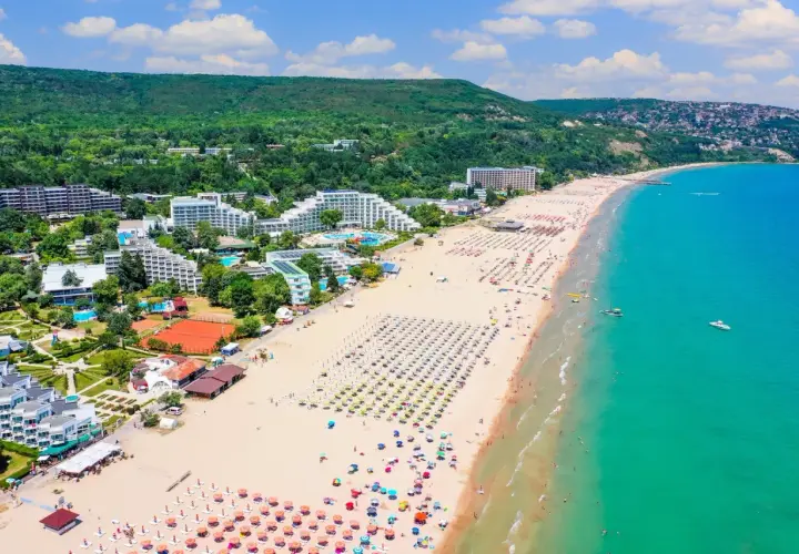 Bułgaria jakie morze? Piękna, piaszczysta plaża z mnóstwem leżaków i parasoli, hotele i zielone wzgórza nad turkusowym Morzem Czarnym.