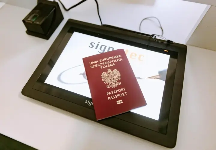 Polski paszport na ekranie tabletu. Czy do Austrii potrzebny jest paszport? Tak, jeśli nie jesteś obywatelem UE.