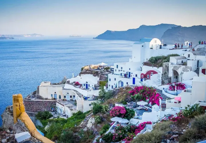 Santorini, Grecja. Białe domy na klifie, błękitne morze. Czy do Grecji potrzebny jest paszport? Tak, jeśli nie jesteś obywatelem UE.