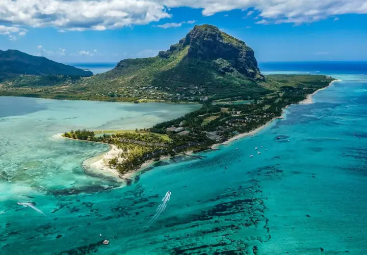 Majestatyczna góra Le Morne Brabant na Mauritiusie, otoczona turkusową wodą i zielenią. Nawet podczas mauritius pora deszczowa, krajobraz zachwyca.