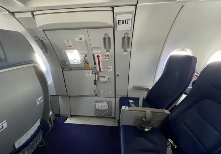 Wizz rozkład miejsc w samolocie Wizzair. Widok na rząd siedzeń i drzwi wyjściowe.
