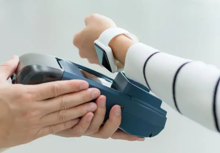 Płatność zbliżeniowa zegarkiem w Finlandii. Bezgotówkowe transakcje, gdzie waluta euro jest obsługiwana przez nowoczesne technologie.