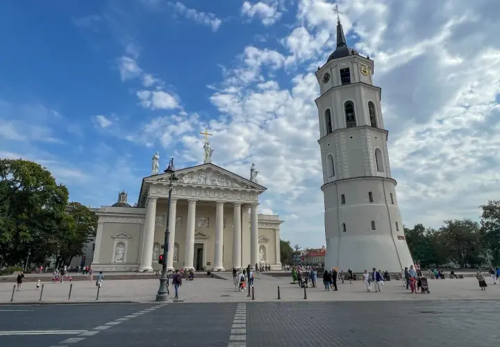 Katedra Wileńska i dzwonnica na placu. Piękne litewskie miasta zachwycają architekturą.