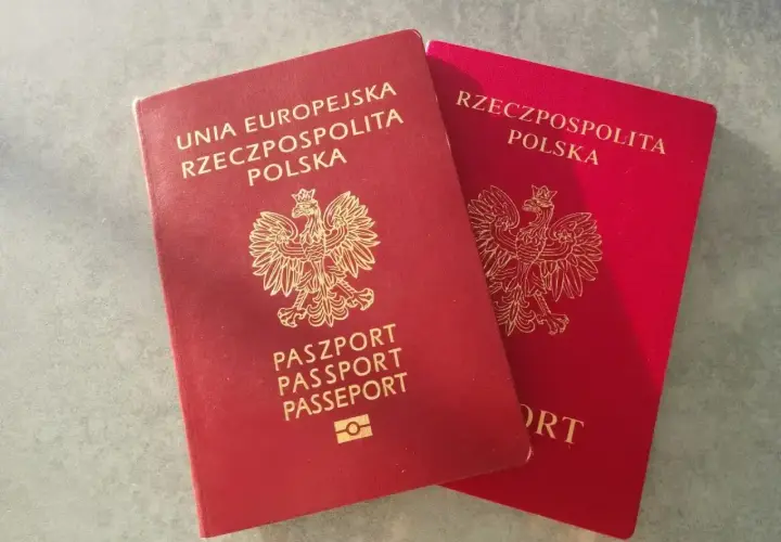 Dwa polskie paszporty, jeden z napisem "Unia Europejska Rzeczpospolita Polska", gotowe do podróży, np. do Bośni i Hercegowiny.