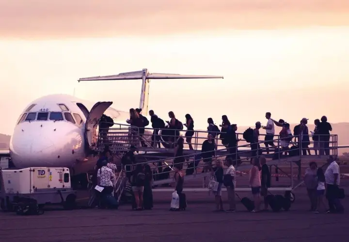 Tłum pasażerów wsiada do samolotu. Czy to kolejny przypadek overbookingu Ryanair?