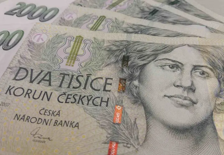 Czeskie banknoty o nominale 2000 koron z portretem kobiety.