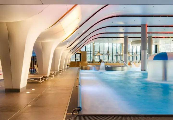 Nowoczesny basen z hydromasażem i atrakcjami wodnymi. Sprawdź radisson blu resort świnoujście ceny i zarezerwuj pobyt.