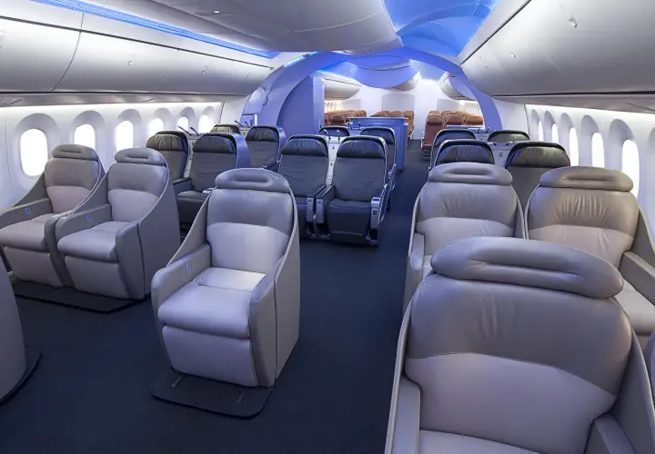 Wnętrze samolotu Boeing 787-10 z wygodnymi fotelami klasy biznes.